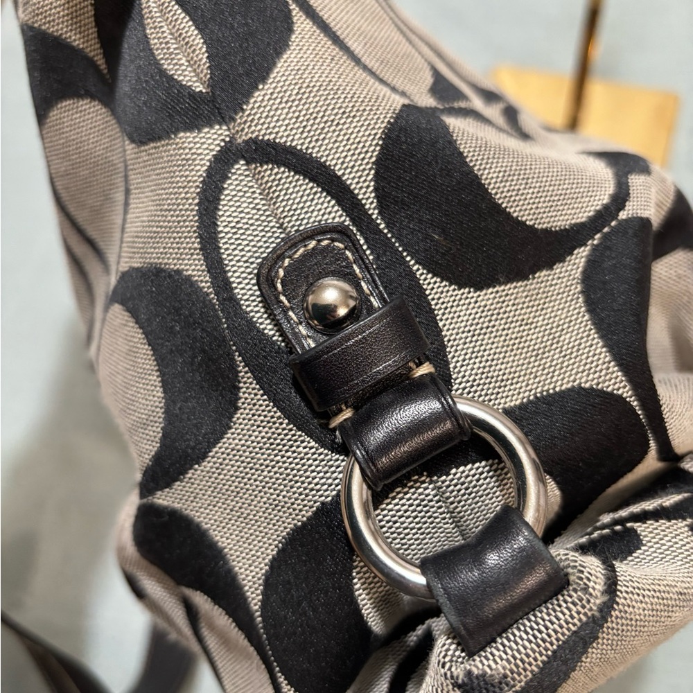 Coach F15067 Black and Gray Shoulder Bag Very Clean Inside - Picture 6 of 16